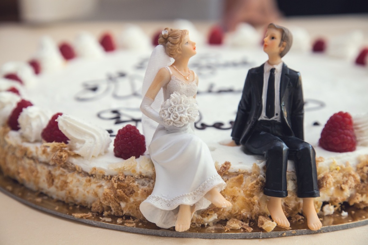wedding cake couple